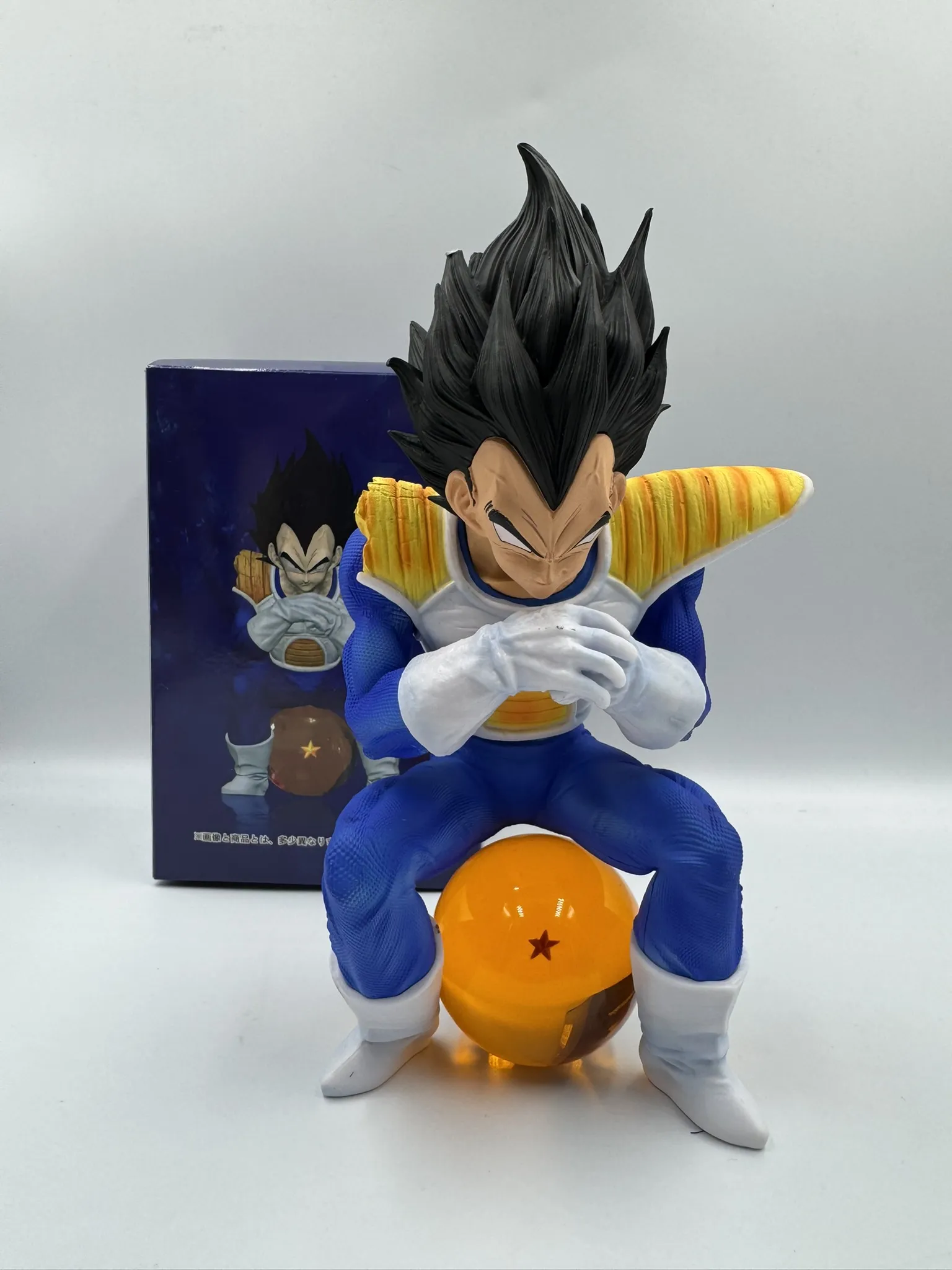 Figura Vegeta sentado en una Dragon Ball