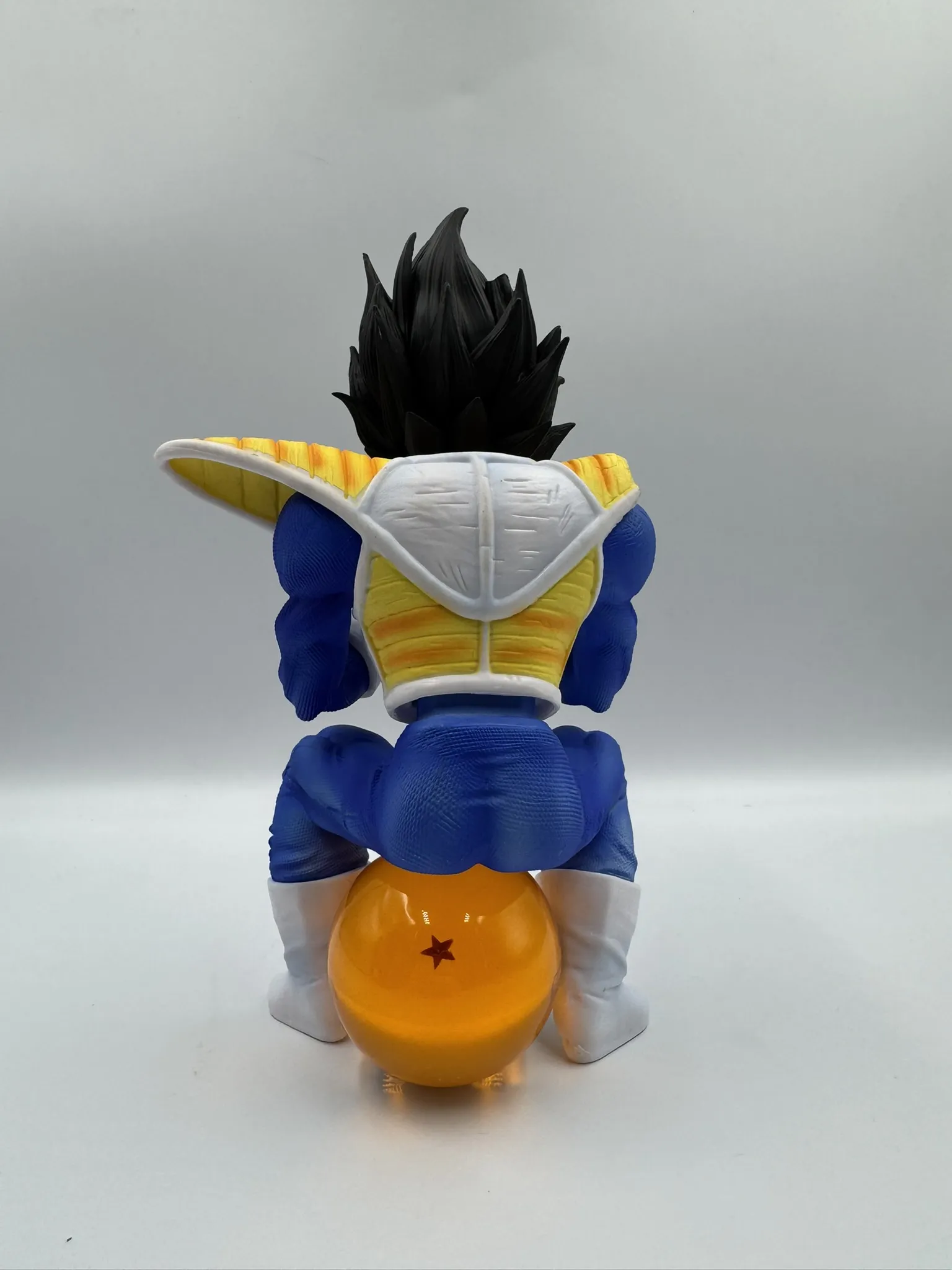 Figura Vegeta sentado en una Dragon Ball