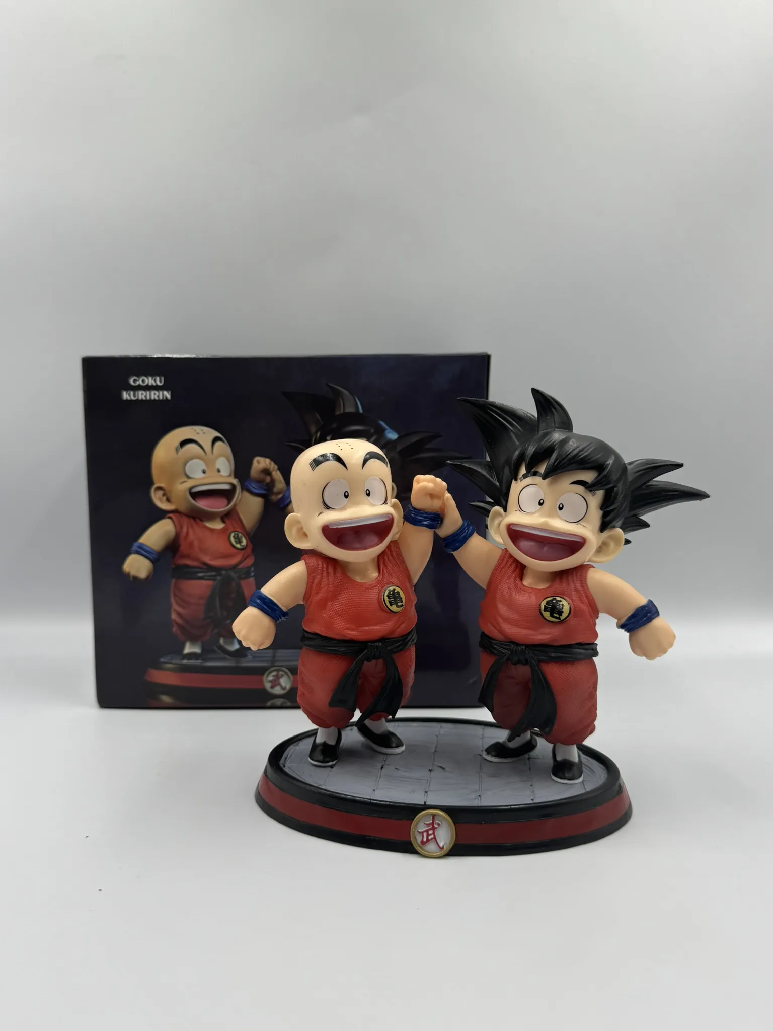 Figura Goku y Krilin con Base