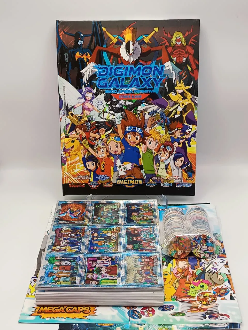 Digimon Galaxy Enciclopedia - Album (Tapa Dura) + Set de Laminas Completo + Extras - Elite (2026)